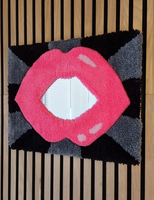 Getufte fauteuil en vloerkleed in het atelier