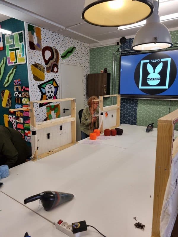 Workshop ruimte met tuftgun en materialen