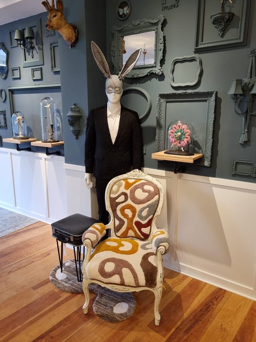 Mr Bunny konijn en getufte fauteuil in het atelier