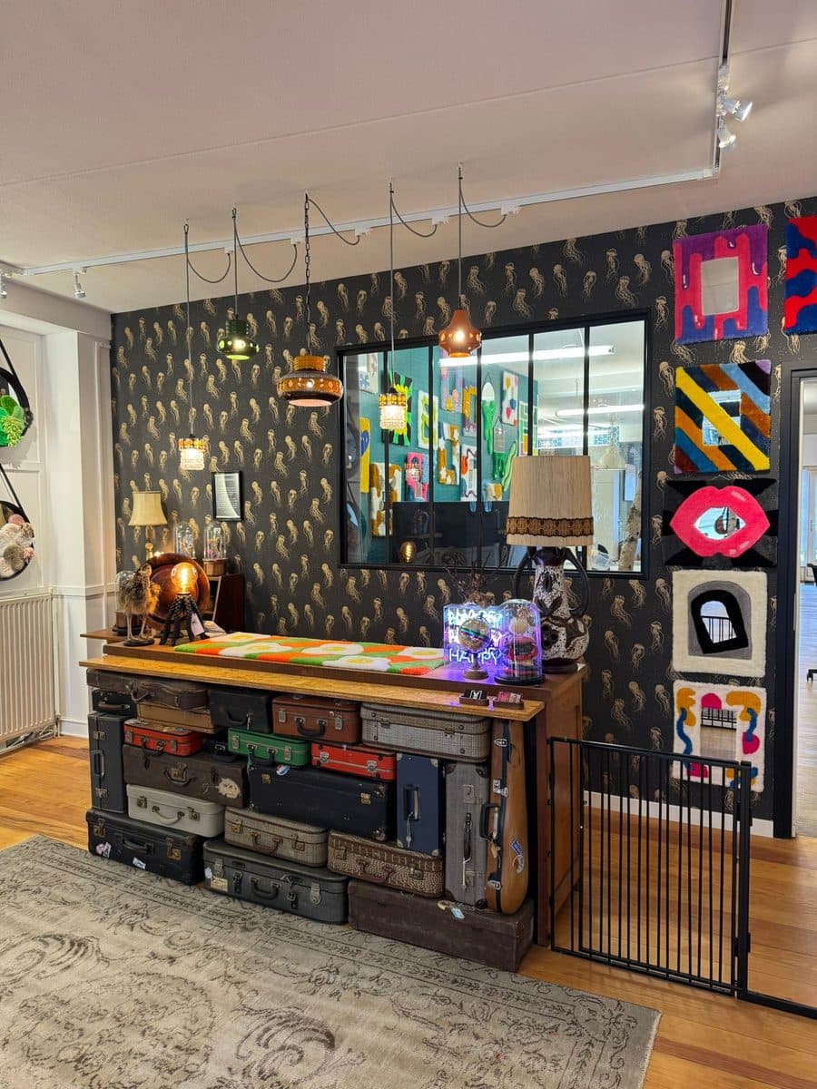 Interieur Studio Mr Bunny met vintage koffers en getufte spiegels